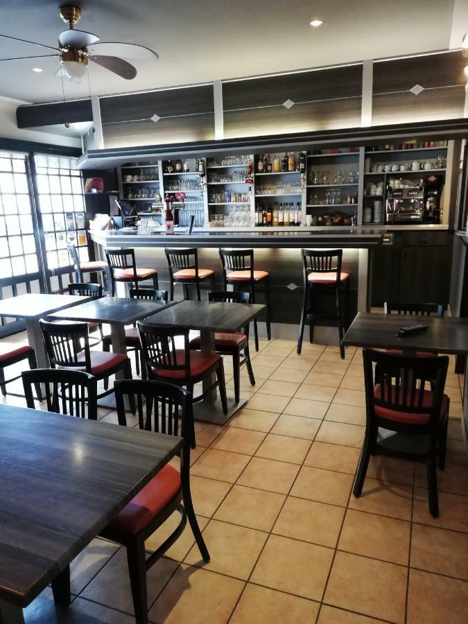 Hotel-Restaurant Les Colonnades Saint-Fulgent Zewnętrze zdjęcie